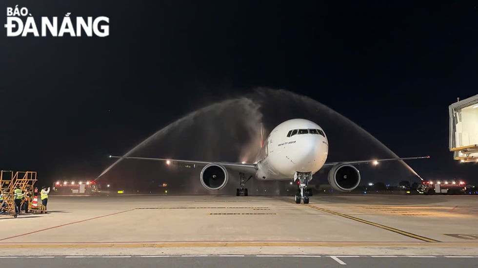 Cùng với việc đón nhiều đường bay trong nước và quốc tế, Cảng hàng không quốc tế Đà Nẵng sẽ đầu tư khai thác vận chuyển hàng hóa. Trong ảnh: Nghi thức đón chuyển bay đầu tiên của Hãng hàng không 
