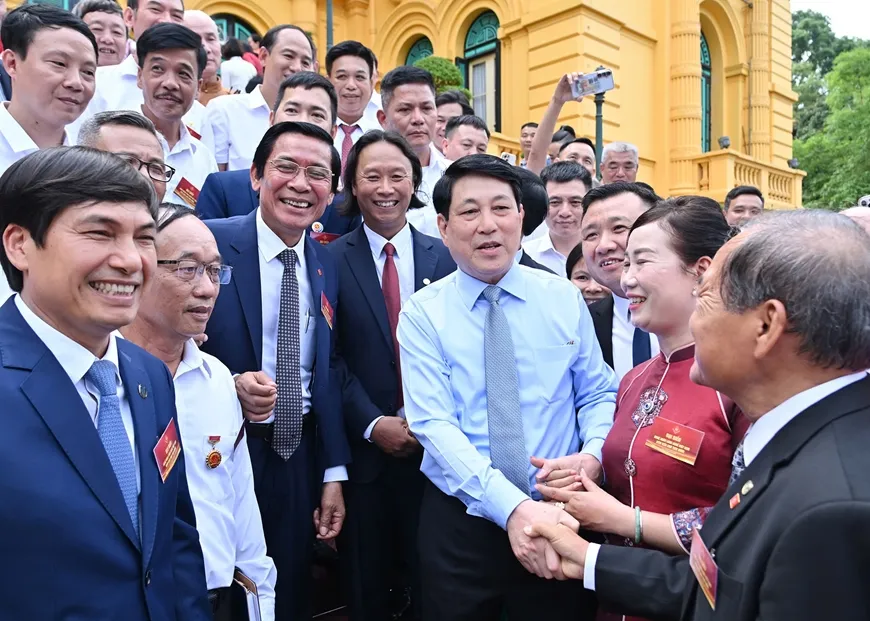 President Luong Cuong met with outstanding artisans from craft villages nationwide on the afternoon of June 10. Photo: VIET CHUNG