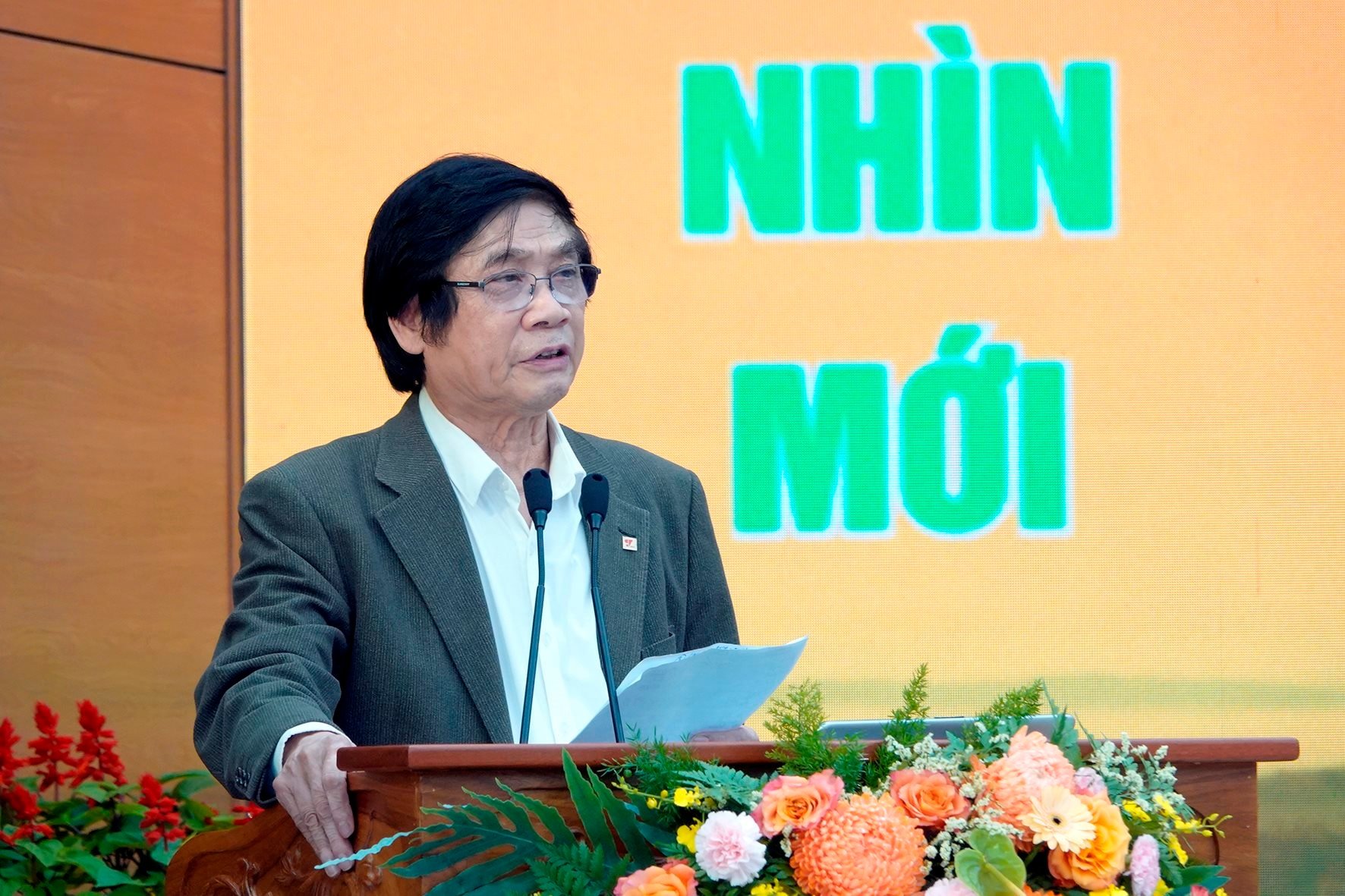 ស្ថាបត្យករ Tran Ngoc Chinh ប្រធានក្រុមប្រឹក្សាផែនការអភិវឌ្ឍន៍ទីក្រុងវៀតណាម លោក Nguyen Thu Truong រដ្ឋមន្ត្រីក្រសួងសំណង់ (1).jpg