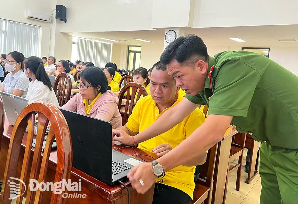 Lực lượng Công an tỉnh hướng dẫn các học viên về thủ tục đăng ký thường trú cho trẻ em dưới 6 tuổi. Ảnh: Lam Phương