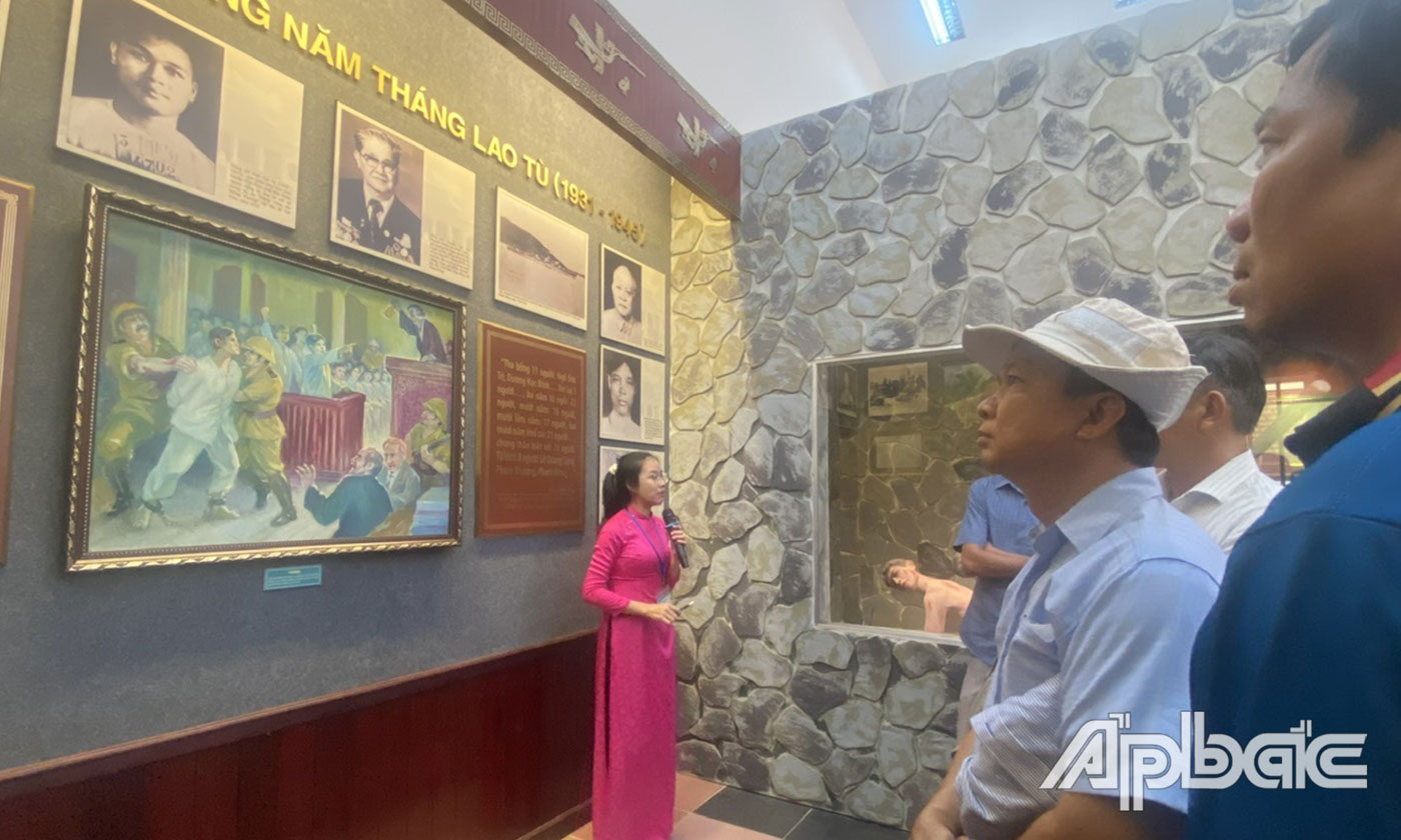 Visitors learn about the career and life of comrade Pham Hung through artifacts displayed at the memorial area.