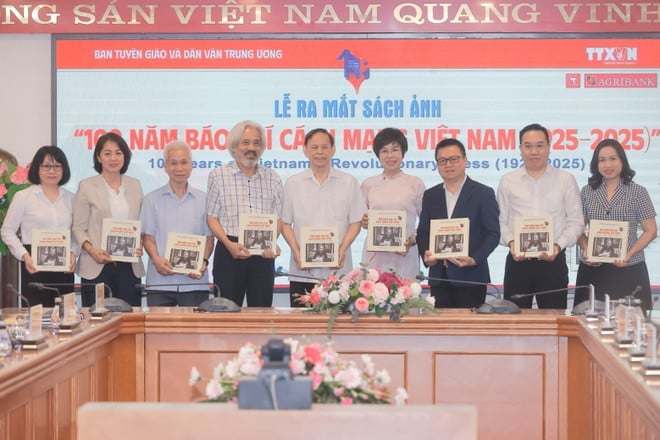 vna-potal-le-ra-mat-clean-photos-100-years-bao-chi-cach-mang-viet-nam-1025-2025-8083124.jpg