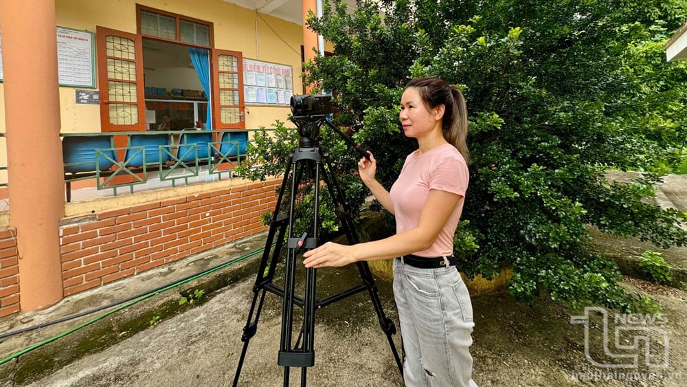 Para mantenerse al día con el periodismo moderno (el periodismo multimedia), además de escribir artículos y tomar fotografías, muchas periodistas del periódico Thai Nguyen se han familiarizado con la filmación. En la foto: La periodista Hue Dinh trabajando en la base.