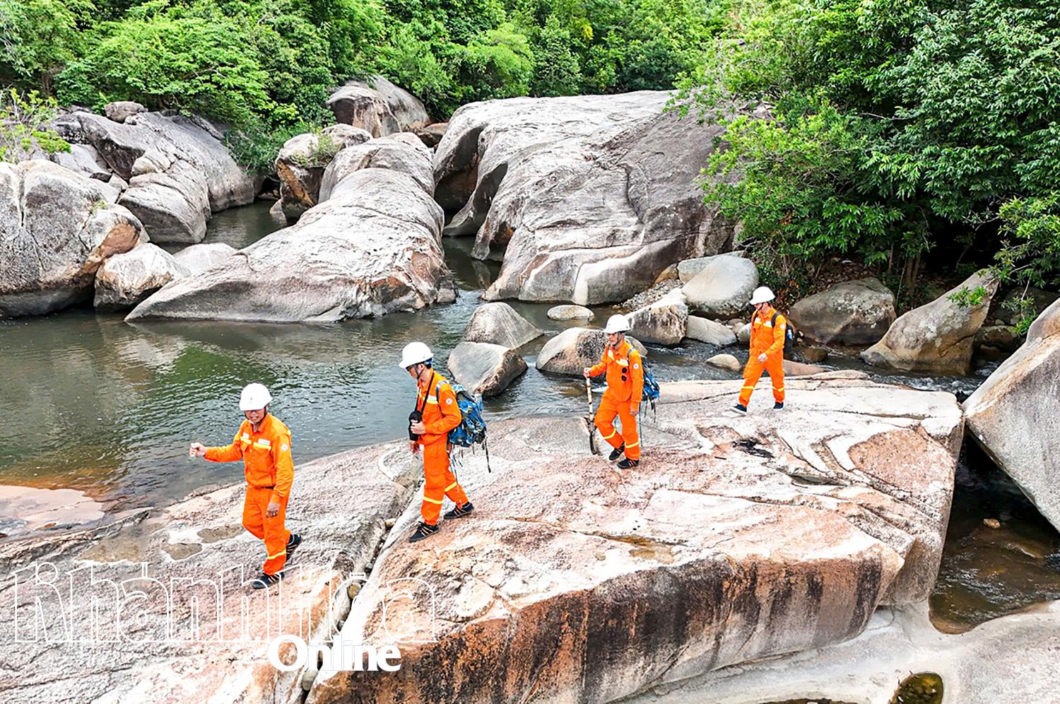 Checking the 220kV Nha Trang - Thap Cham line.