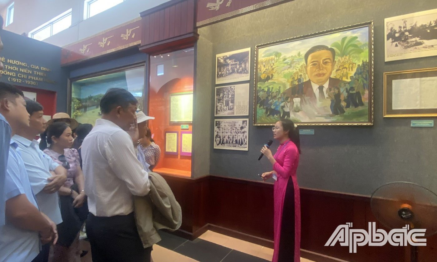 Visitors learn about the career and life of comrade Pham Hung through artifacts displayed at the memorial area.