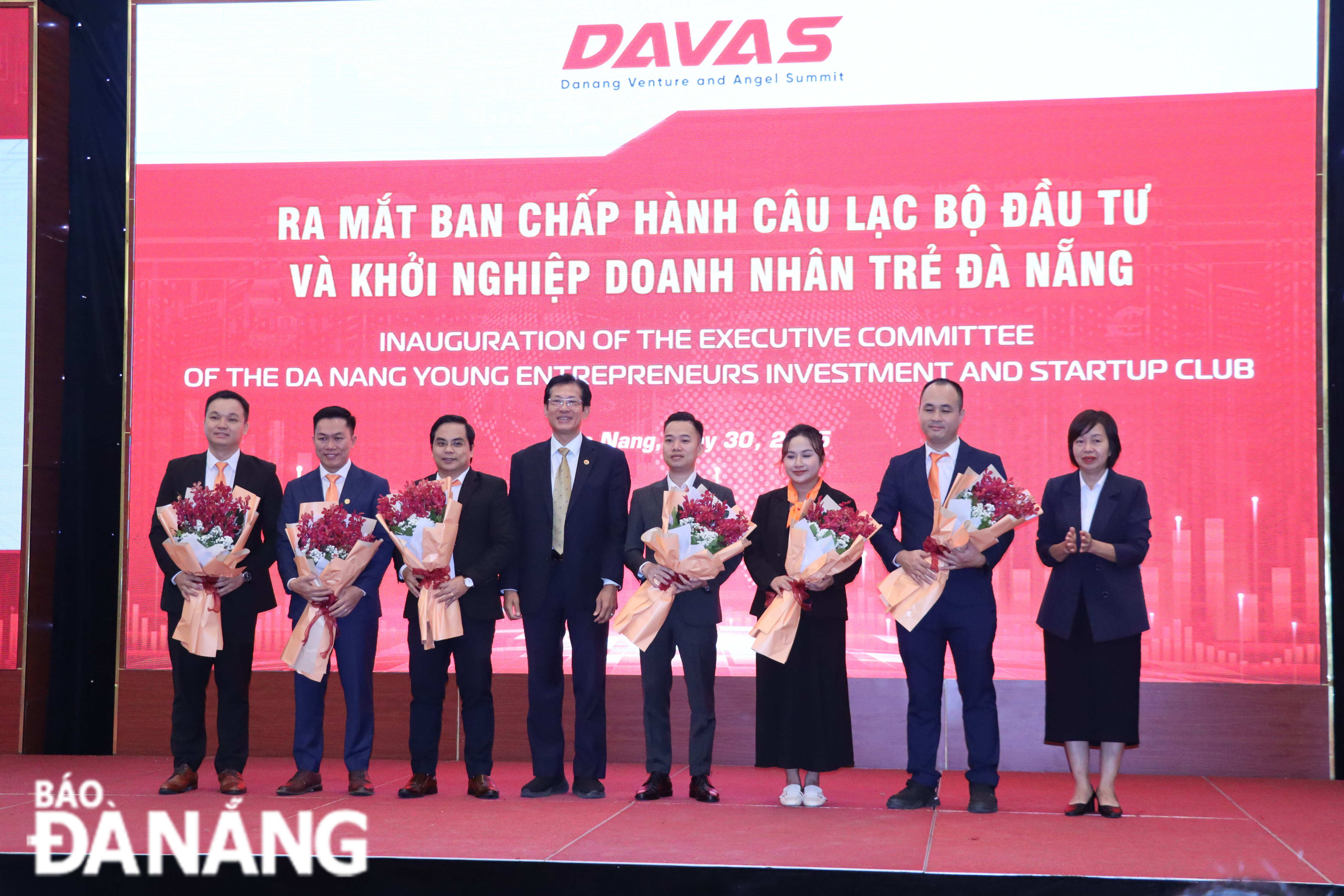 Ra mắt Ban chấp hành CLB Đầu tư và Khởi nghiệp Doanh nhân trẻ Đà Nẵng tại sự kiện DAVAS 2025. Ảnh: M.QUẾ - T.TRÚC