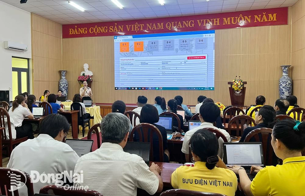 Đại diện Sở Tư pháp hướng dẫn học viên về các thủ tục liên quan đến lĩnh vực tư pháp. Ảnh: Lam Phương