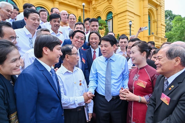 Chủ tịch nước gặp mặt các nghệ nhân làng nghề tiêu biểu toàn quốc - Ảnh 1.