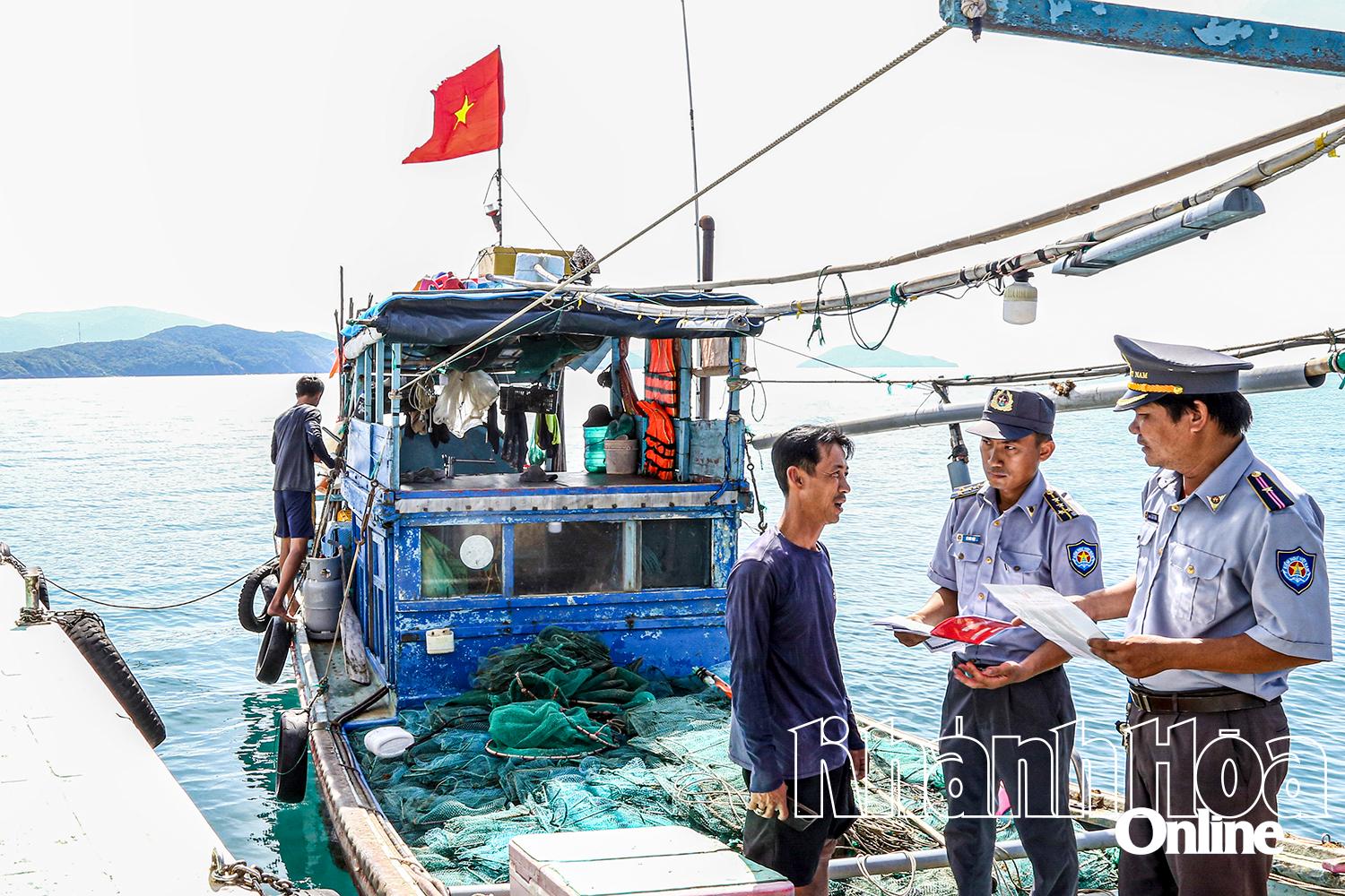 Provincial fisheries control forces inspect the fishing boat controlled by Mr. Ho Thanh Trung.