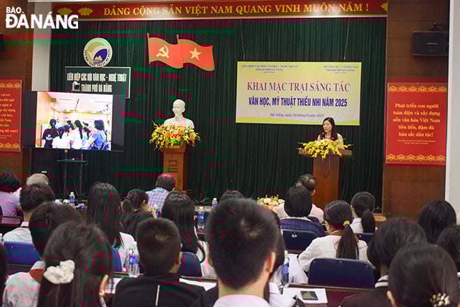 Giám đốc Sở Giáo dục và Đào tạo Lê Thị Bích Thuận phát biểu khai mạc trại sáng tác. Ảnh: ĐOÀN HẠO LƯƠNG