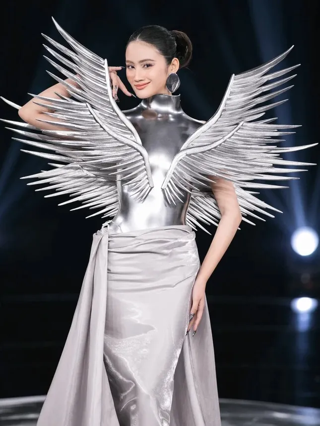 Không chỉ Ý Nhi, Hoa hậu H’Hen Niê cũng gặp sự cố với bộ trang phục cầu kỳ này - Ảnh 2.