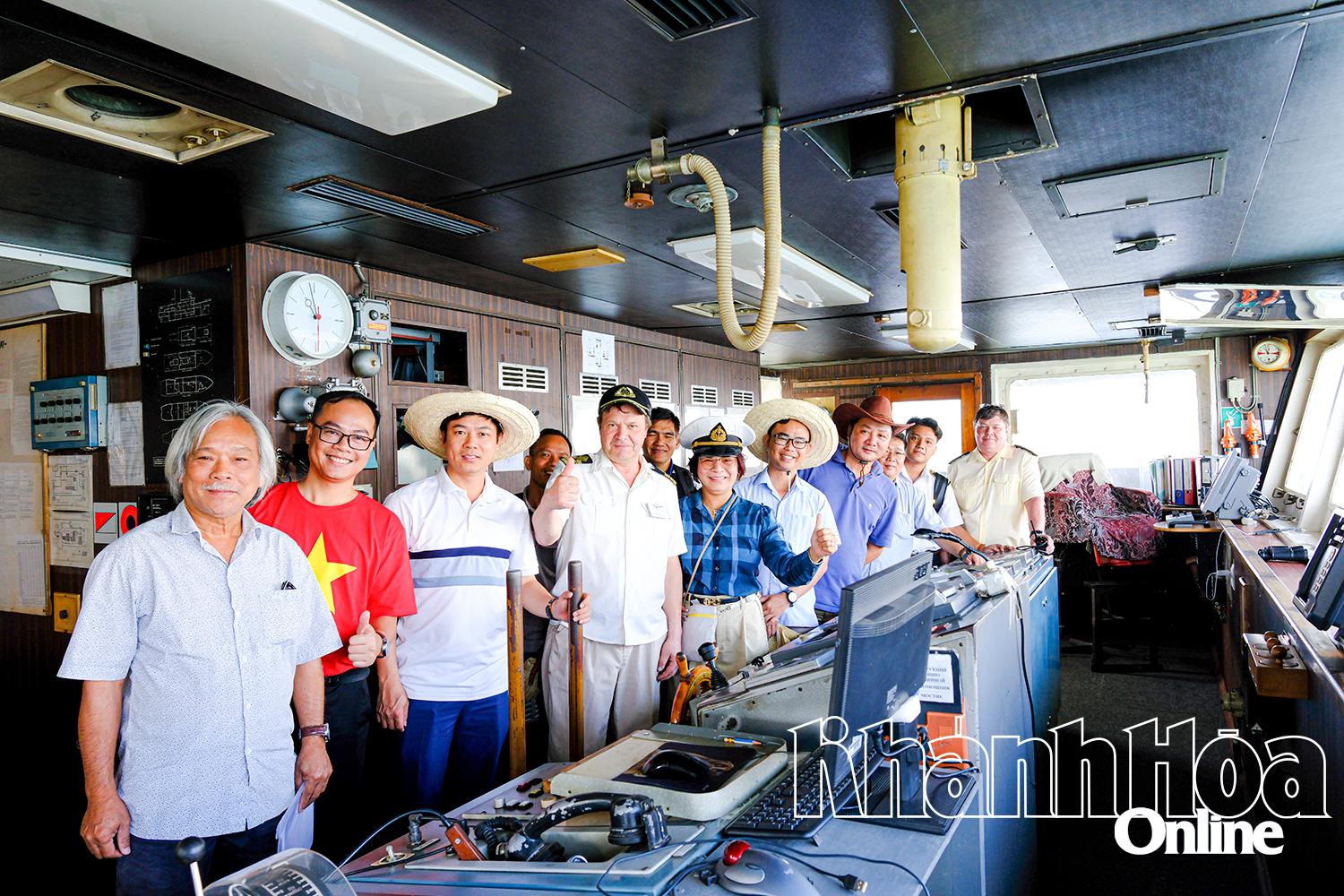Vietnamesische und russische Wissenschaftler auf dem Schiff Akademikerin Oparin.