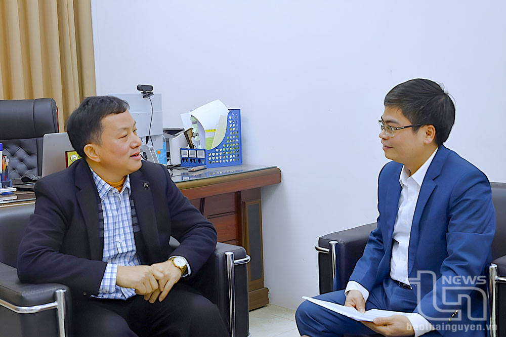 El periodista Quoc Tuan entrevistó al profesor asociado, Dr. Ha Duy Truong.