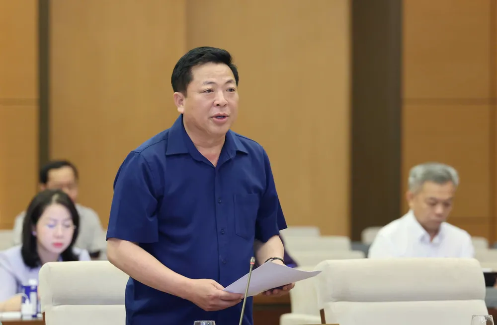 Bauminister Tran Hong Minh präsentiert einen Bericht über das Projekt der Ringstraße 4 in Ho-Chi-Minh-Stadt. Foto: QUANG PHUC