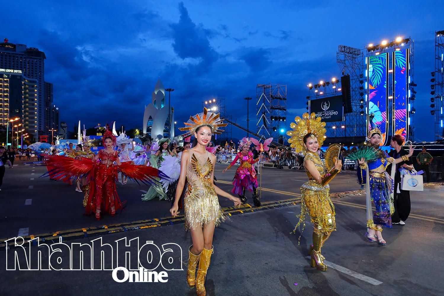Những người đẹp Hoa hậu Hoàn vũ Việt Nam hòa mình vào trong không khí lễ hội carnival.