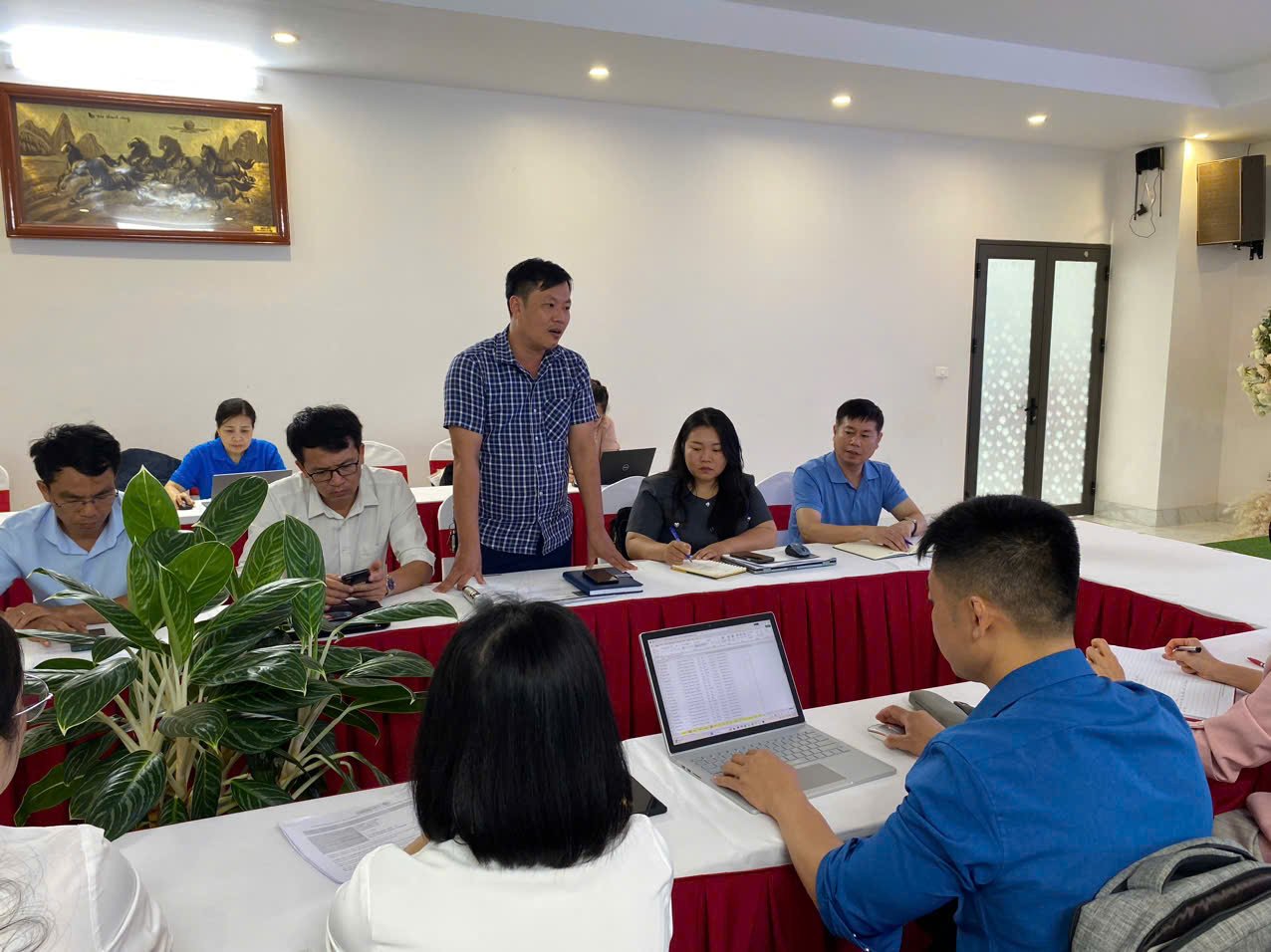 Đại diện lãnh đạo xã Bản Lang tham gia ý kiến tại cuộc họp.
