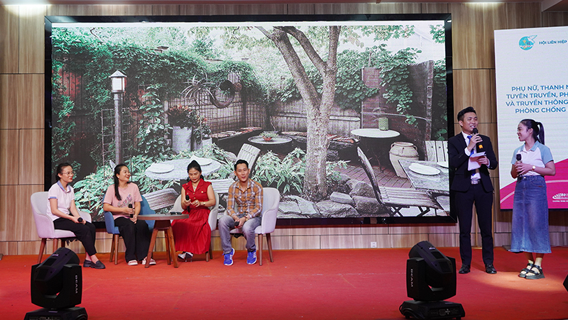 Đại biểu tham gia xử lý tình huống sân khấu diễn đàn.