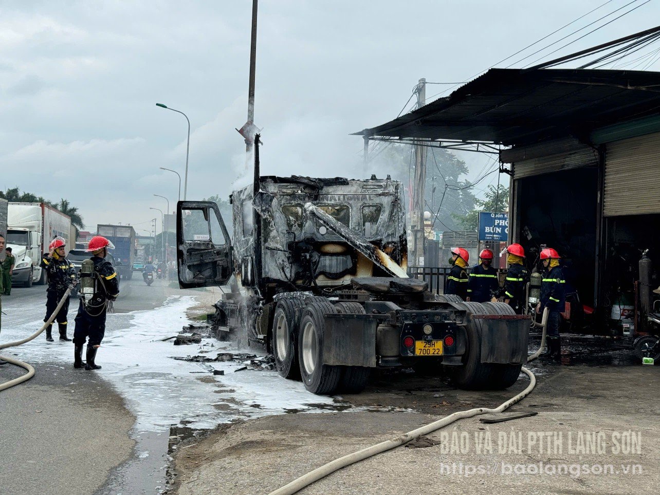 Lực lượng Phòng cháy, chữa cháy thực hiện các biện pháp nhanh chóng dập tắt vụ cháy (Ảnh chụp lúc 11 giờ 20 phút)