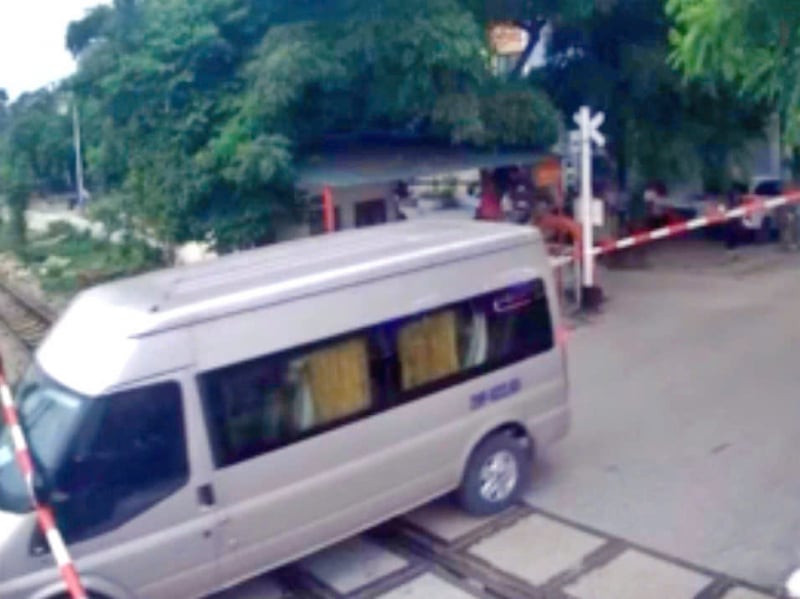 ปรับคนขับรถเมล์ที่พยายามข้ามทางข้ามระดับขณะที่รถไฟกำลังเข้าใกล้ -0