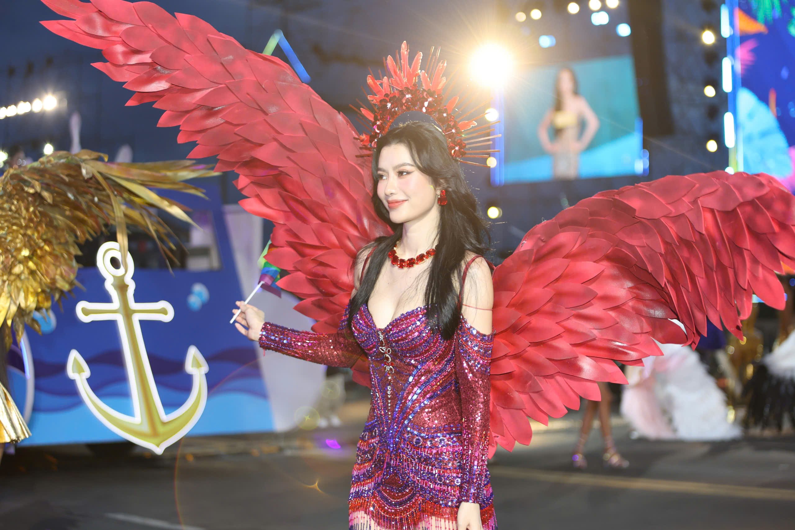 45 người đẹp Hoa hậu Hoàn vũ cùng diễu hành Carnival phố biển Nha Trang- Ảnh 4.