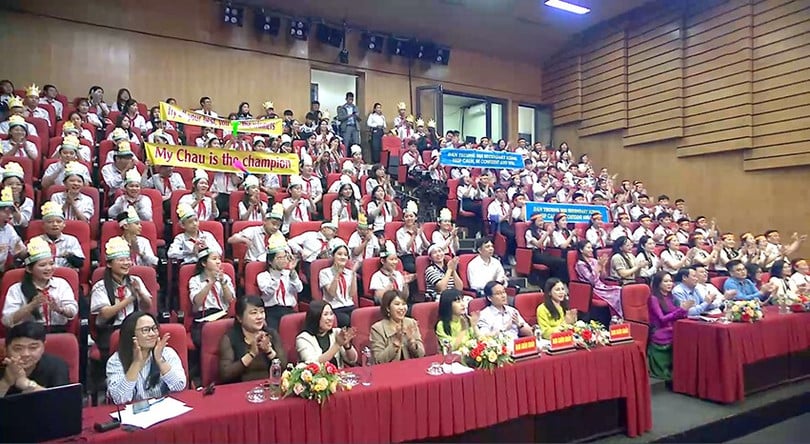 Hai đội thi nhận được sự cổ vũ nồng nhiệt của các cổ động viên ở trường quay S2 - Báo Hà Tĩnh.