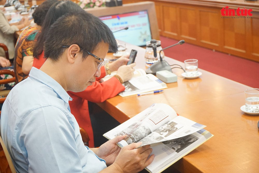 Các đại biểu thảo luận về cuốn sách ảnh về lịch sử 100 năm Báo chí Cách mạng Việt Nam.