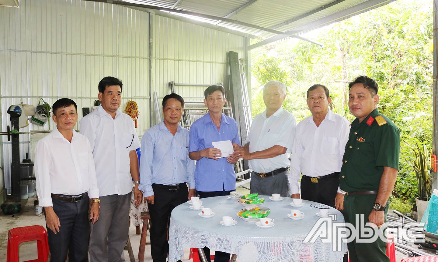 Đoàn đến thăm tặng quà gia đình mẹ Lê Thị Cần.