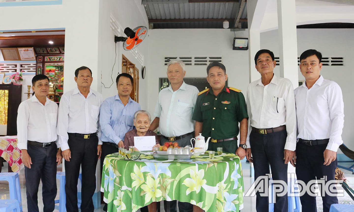 Đoàn công tác thăm, tặng quà Mẹ VNAH Phạm Thị Mười.