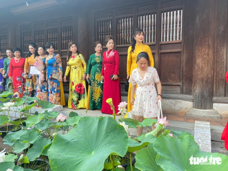Mang cả hồ sen đến sân Văn Miếu Quốc Tử Giám - Ảnh 1.