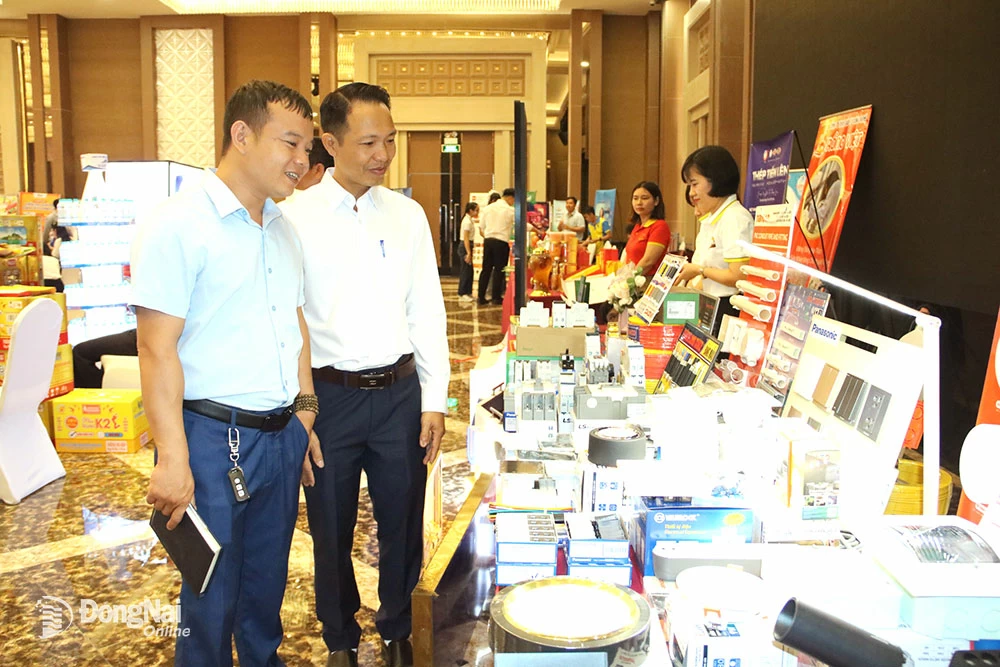 Kinh doanh liêm chính, có trách nhiệm, tuân thủ pháp luật là con đường để doanh nghiệp nhận được sự tin tưởng của khách hàng. Trong ảnh: Doanh nghiệp tham quan gian hàng sản phẩm trong một chương trình do Hội Doanh nhân trẻ Đồng Nai tổ chức năm 2025.