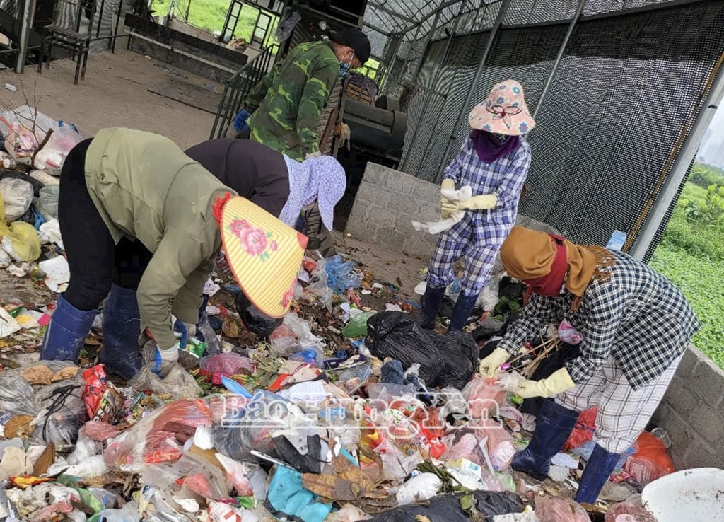 La Cooperativa de Comercio, Servicios y Servicios Generales de la Comuna de Long Hung (Van Giang) clasifica los residuos inorgánicos antes del tratamiento.