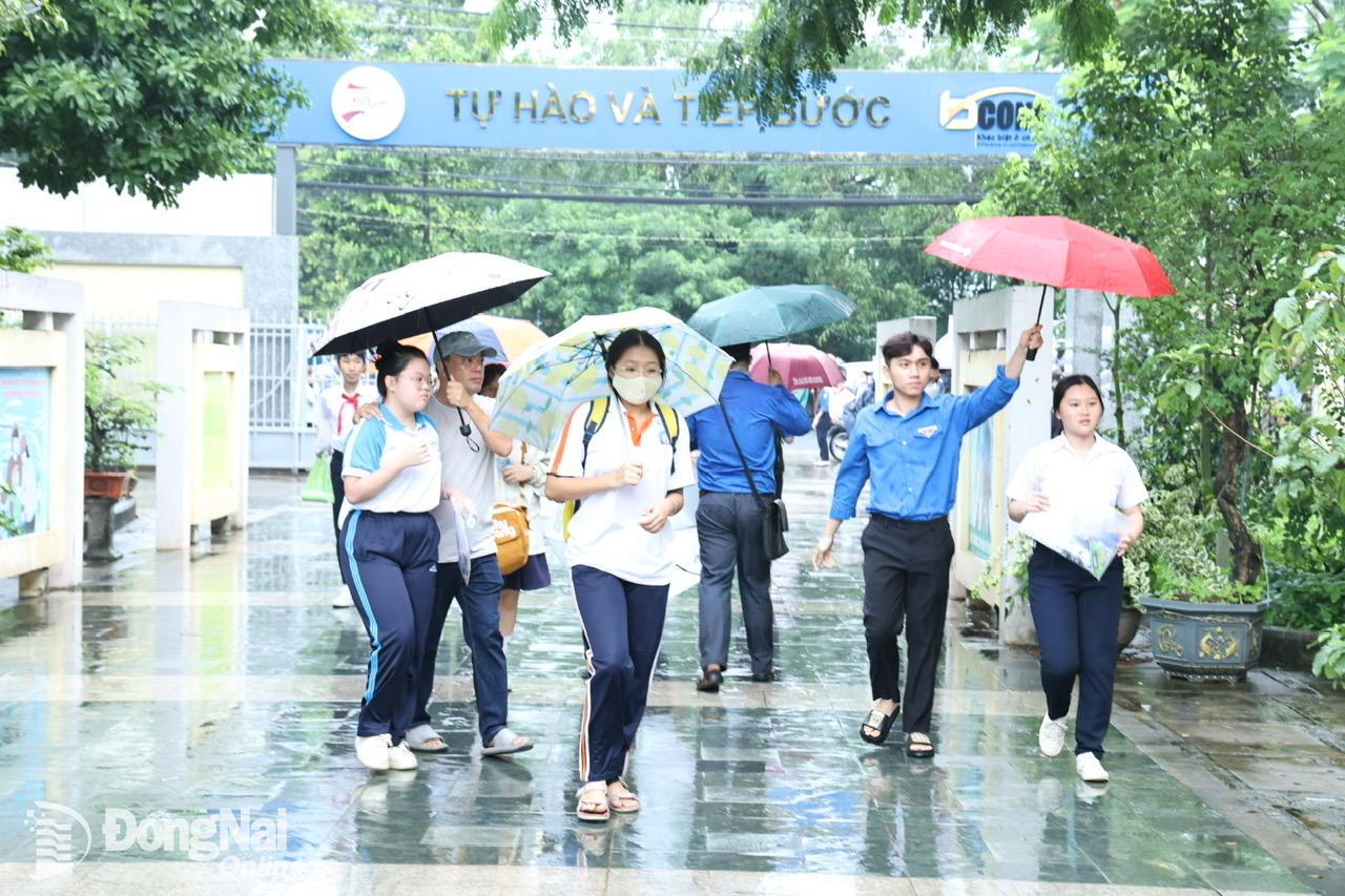 Candidates taking the entrance exam to Luong The Vinh High School for the Gifted. Photo: Cong Nghia