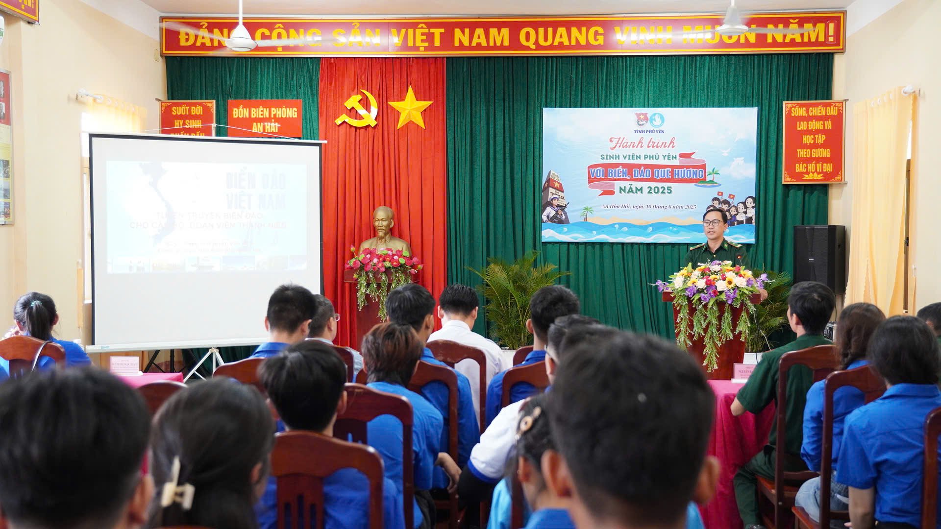 Báo cáo viên thông tin tình hình biển đảo cho đoàn viên, hội viên. Ảnh: KHÁNH HÀ
