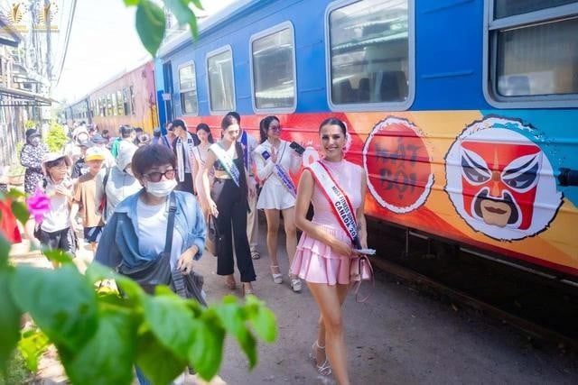 Các thí sinh tham quan các địa điểm nổi tiếng như: Tượng đài Cha và Con, Tháp đôi Quy Nhơn, Tháp Chàm, ga xe lửa Quy Nhơn, ga Diêu Trì, trải nghiệm chuyến tàu du lịch Về miền đất võ ... Ảnh: Kevin Trung/Kevin Studio