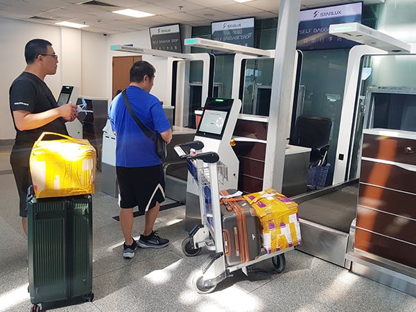 Hành khách làm thủ tục tự gửi hành lý tại Cảng Hàng không quốc tế Đà Nẵng.