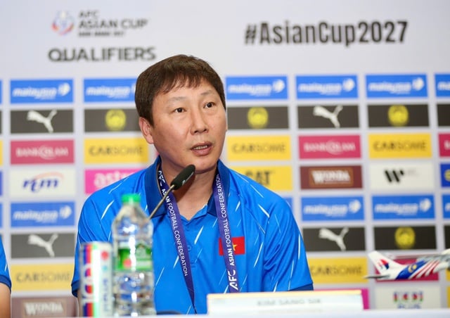 Bị hỏi khó ở họp báo, HLV Kim Sang-sik: Việt Nam tự quyết vận mệnh ở trận đại chiến Malaysia- Ảnh 1.