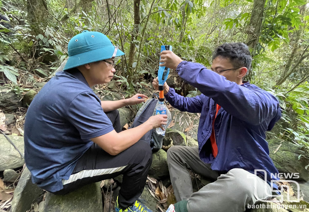 Debido al exceso de equipaje, los miembros del grupo limitaron su consumo de agua y bebieron agua de manantial filtrada a través de filtros especializados.