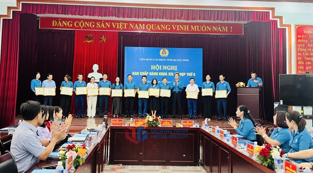 Tuyên dương các tập thể xuất sắc trong Tháng Công nhân.