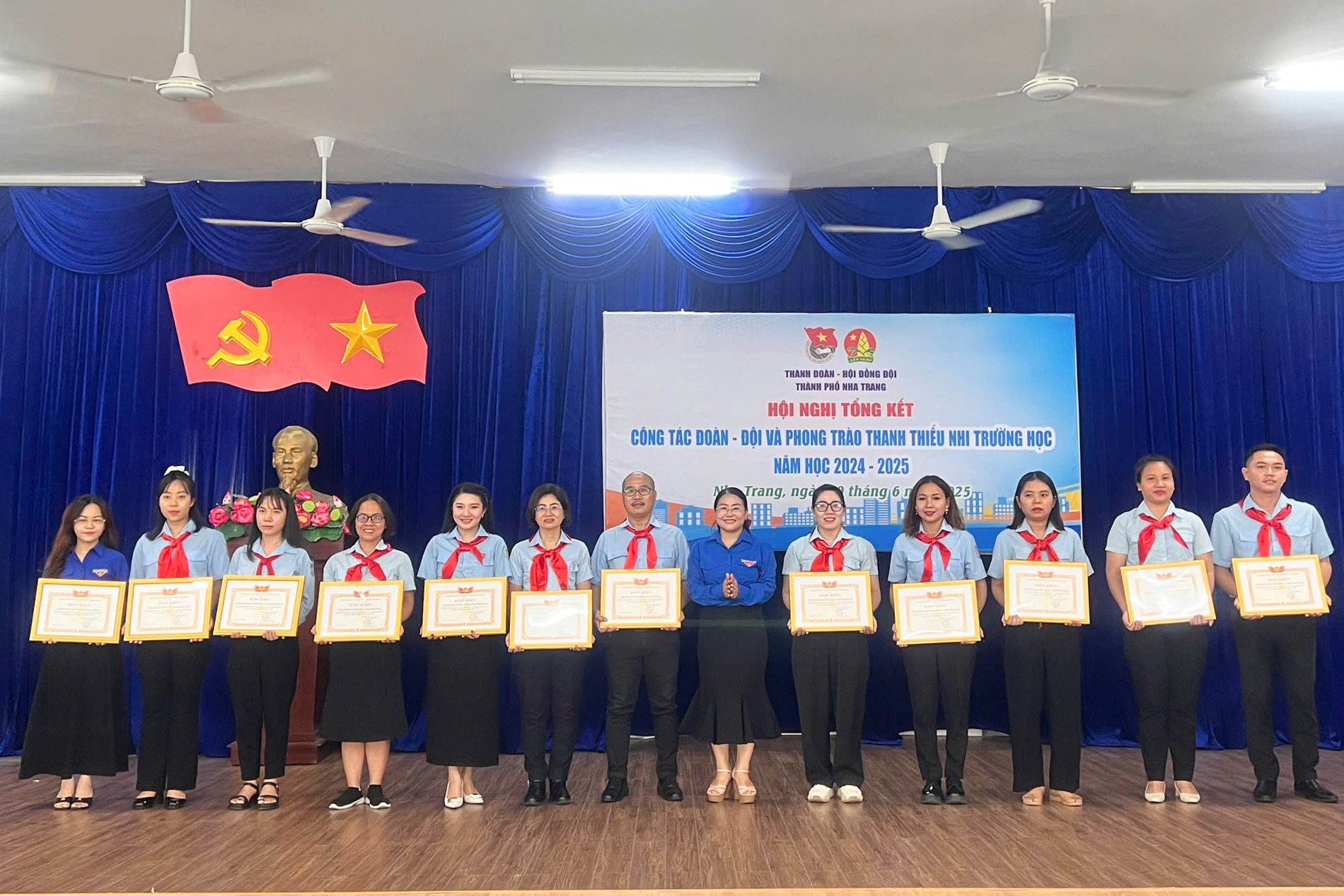 Hội đồng Đội tỉnh tặng bằng khen cho các tập thể.