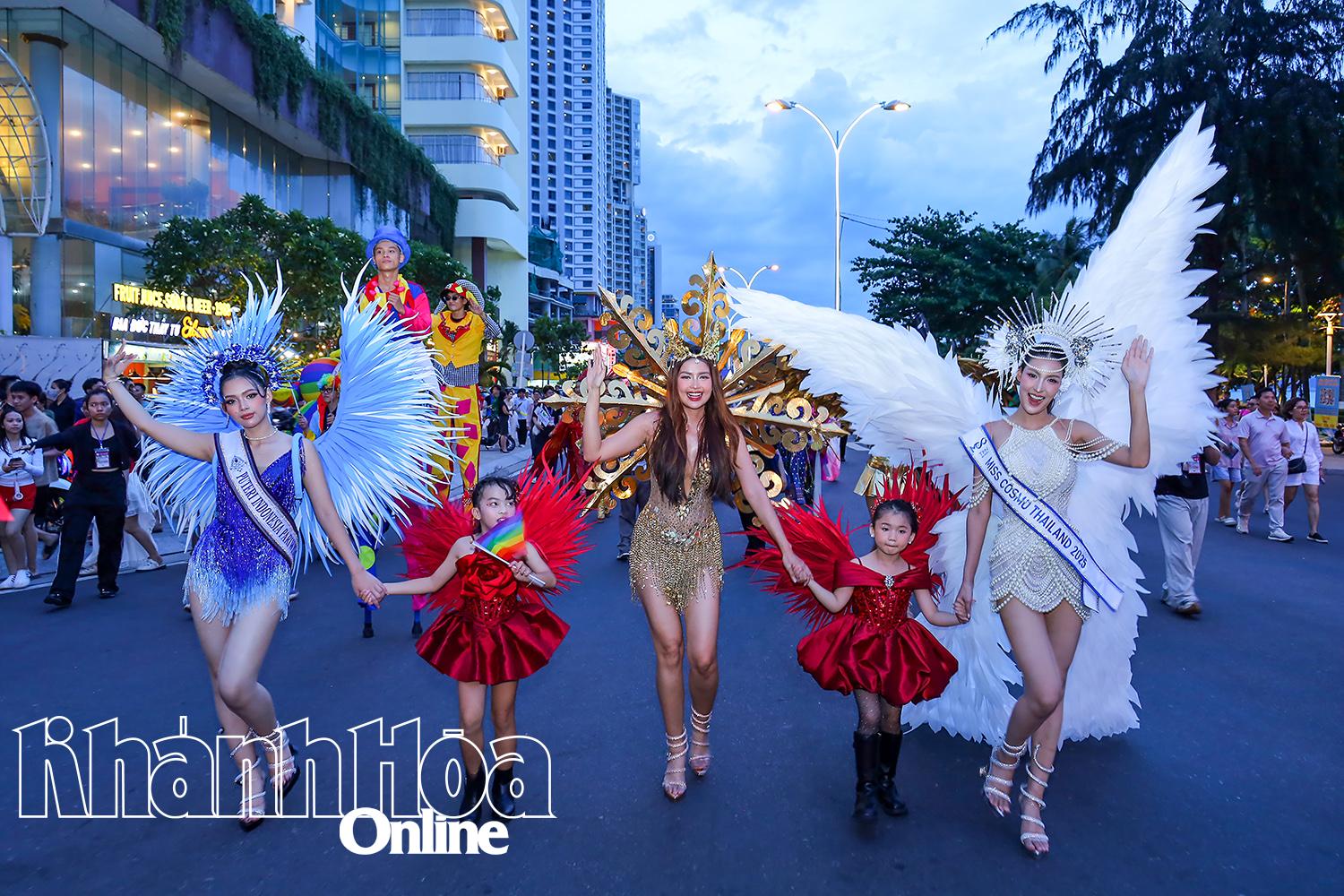 Những người đẹp đến từ cuộc thi Hoa hậu Hoàn vũ Việt Nam khuấy động buổi diễu hành.
