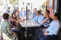 El primer ministro Pham Minh Chinh y su esposa visitaron a la familia de Vo Ba Luan, dueño de un restaurante en la famosa ciudad costera y turística de Niza, en el sur de Francia. (Foto: VGP/Nhat Bac)