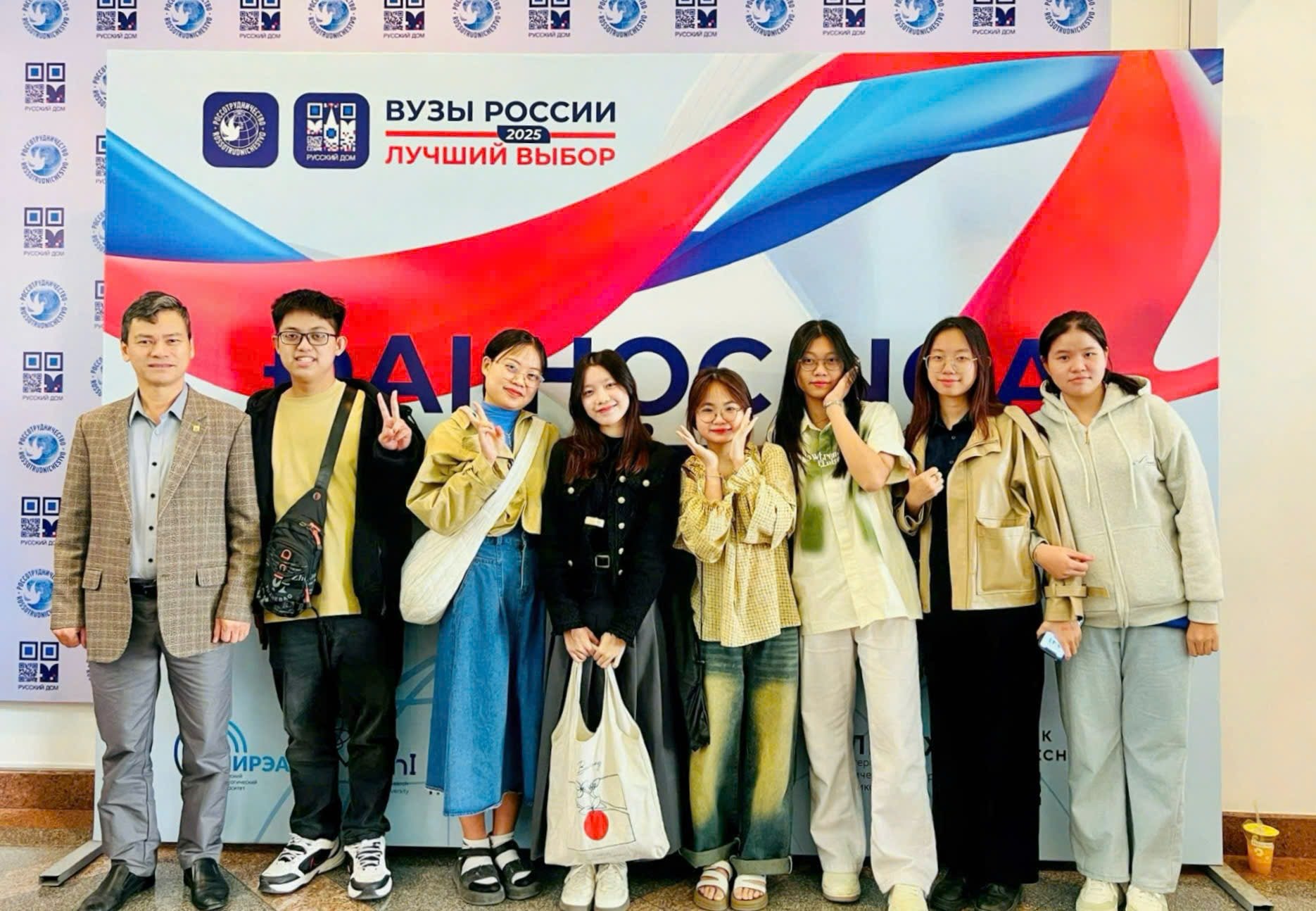 Students of University of Foreign Languages ​​- UD won first prize in the 2025 National Russian Language Olympic. Photo: UD