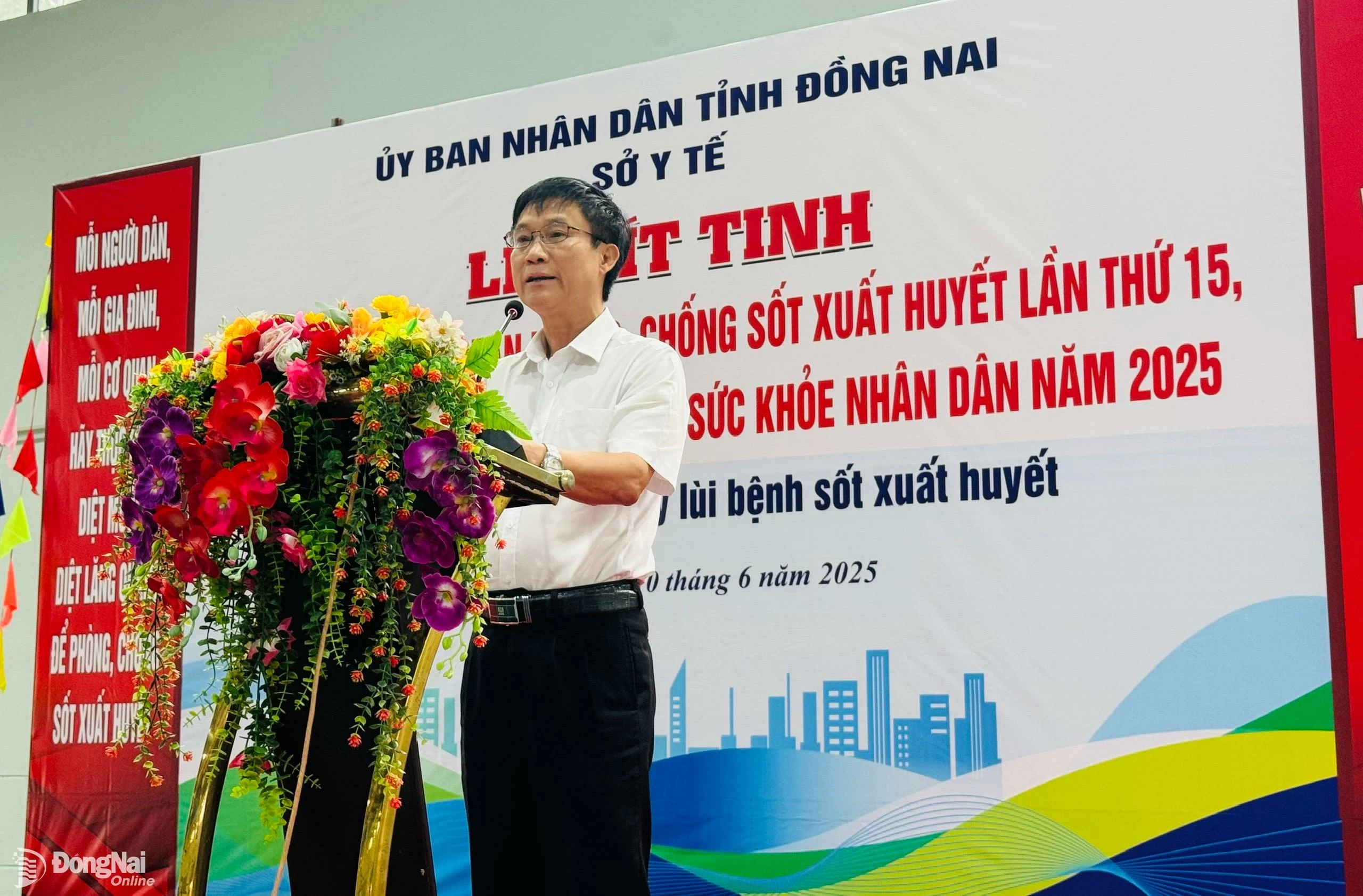 ดร. ตรัน มินห์ ฮวา ผู้อำนวยการศูนย์ควบคุมโรคประจำจังหวัด กล่าวสุนทรพจน์ในการชุมนุม ภาพโดย: ฮันห์ ดุง