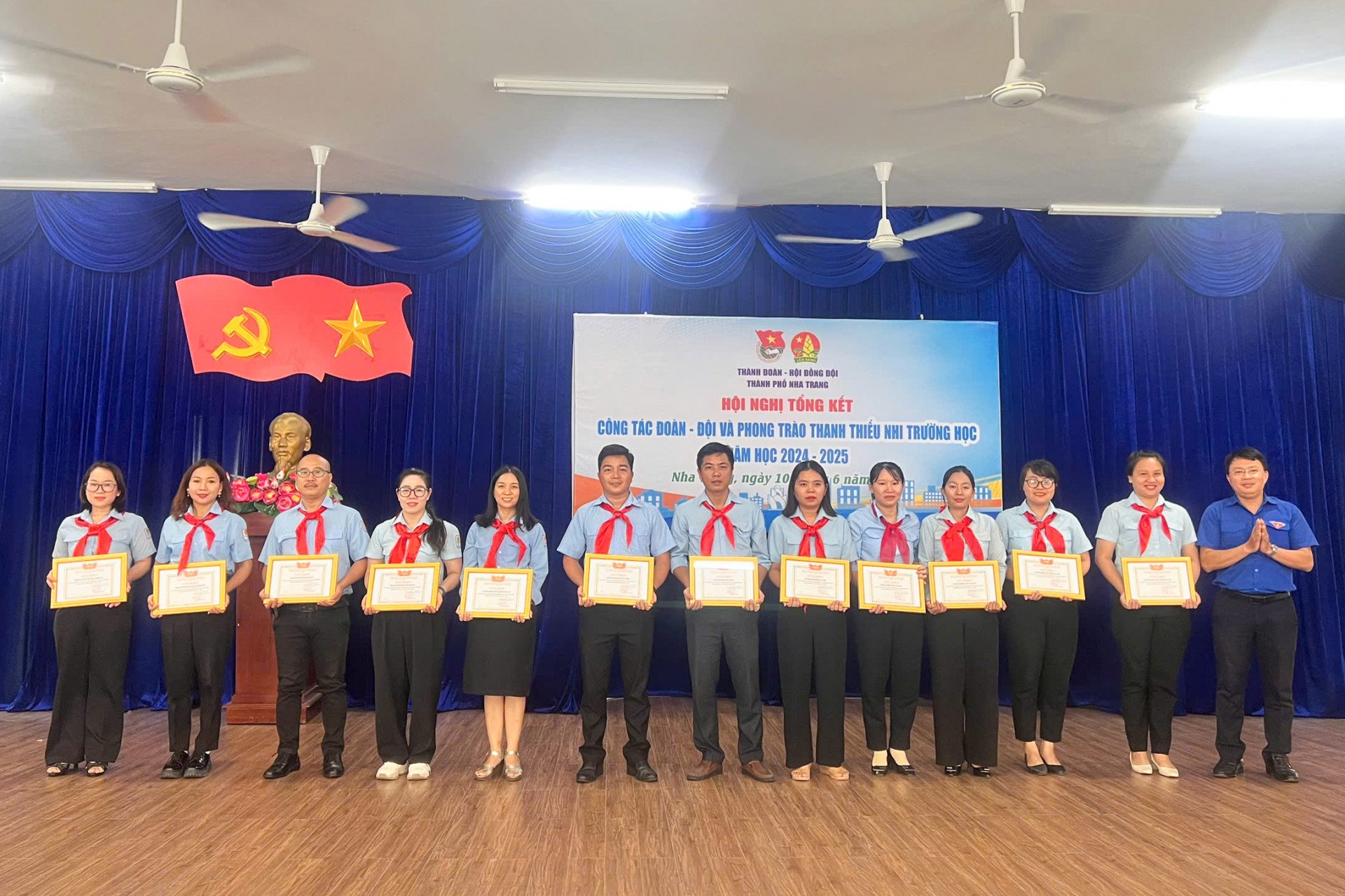 Thành đoàn Nha Trang trao giấy khen cho các tập thể xuất sắc trong công tác Đội và Phong trào thiếu nhi năm học 2024 - 2025.