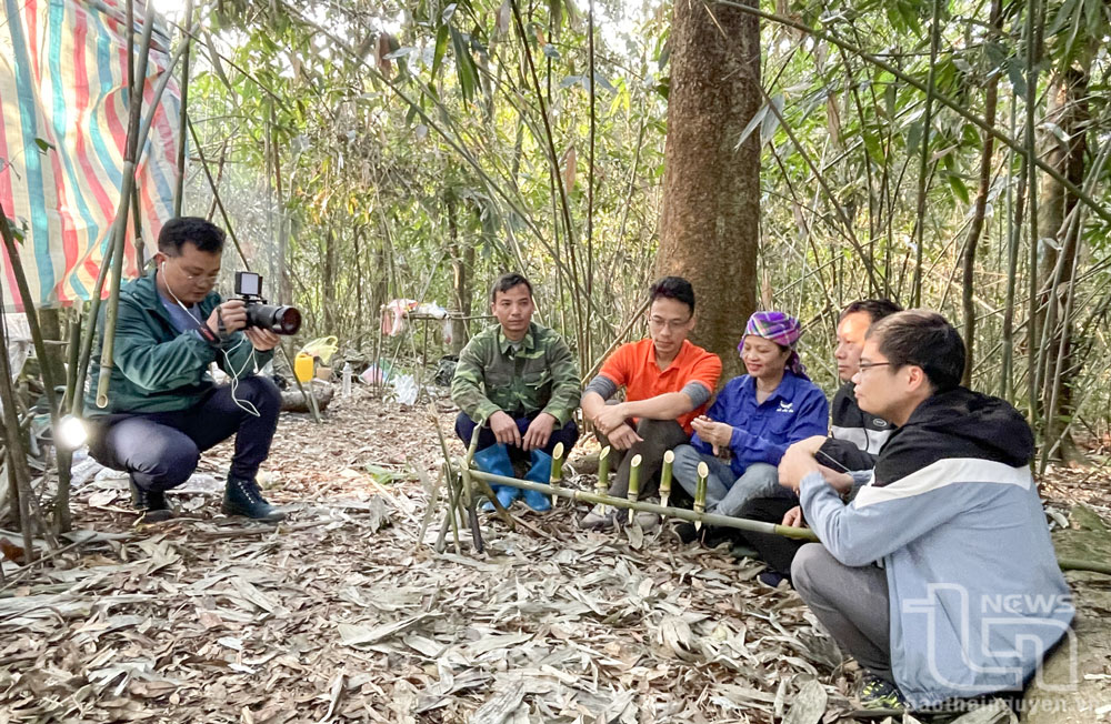 El periodista Nguyen Ngoc trabaja en un programa de entrevistas de campo en medio de lo profundo del bosque.