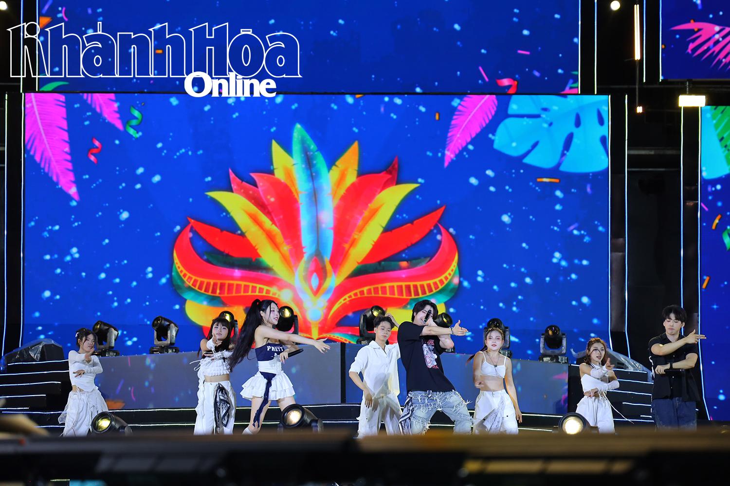 Nhóm nhạc đến từ Hàn Quốc làm nóng bầu không khí đêm diễn carnival.