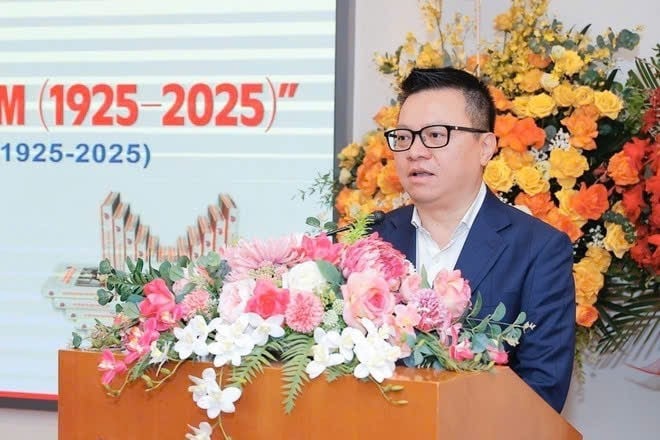 Đồng chí Lê Quốc Minh, Ủy viên Trung ương Đảng, Tổng Biên tập Báo Nhân Dân, Phó Trưởng Ban Tuyên giáo và Dân vận Trung ương, Chủ tịch Hội Nhà báo Việt Nam phát biểu tại buổi lễ. (Ảnh: MINH QUYẾT)