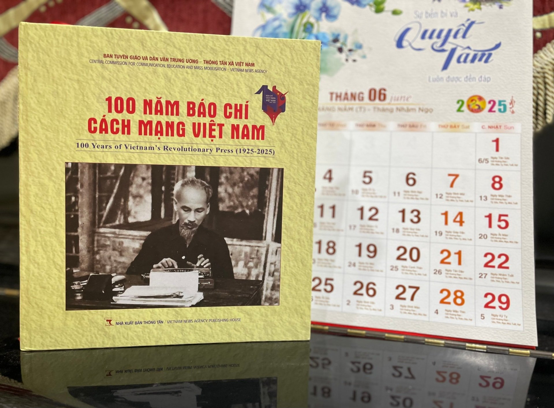 sach-anh-100-nam-bao-chi.jpg