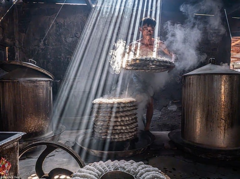 Bức ảnh giới thiệu một món ăn truyền thống đồng thời là nét đẹp văn hóa Việt Nam.