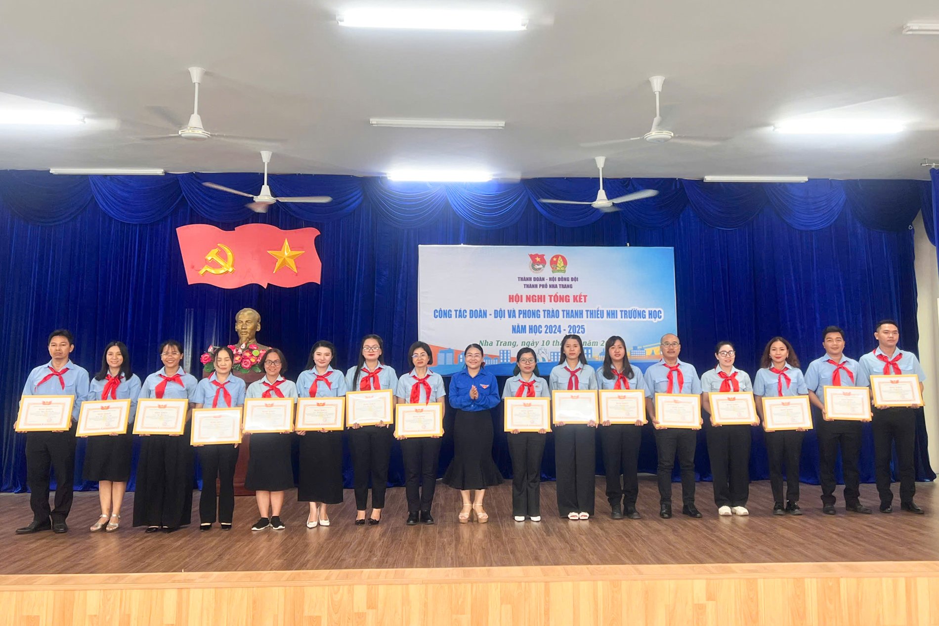 Các cá nhân nhận bằng khen của Hội đồng Đội tỉnh.